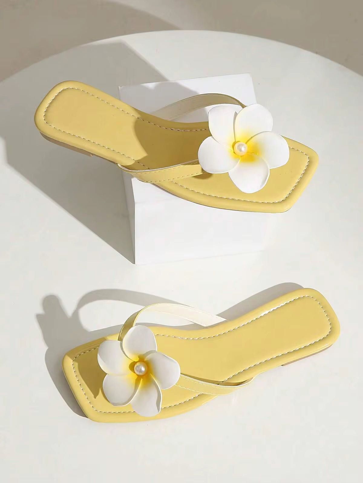 SOCTU Women's Plumeria Flower Toe-Post Sandals, Square Toe Flat Slippers, Summer Beach Vacation Shoes
